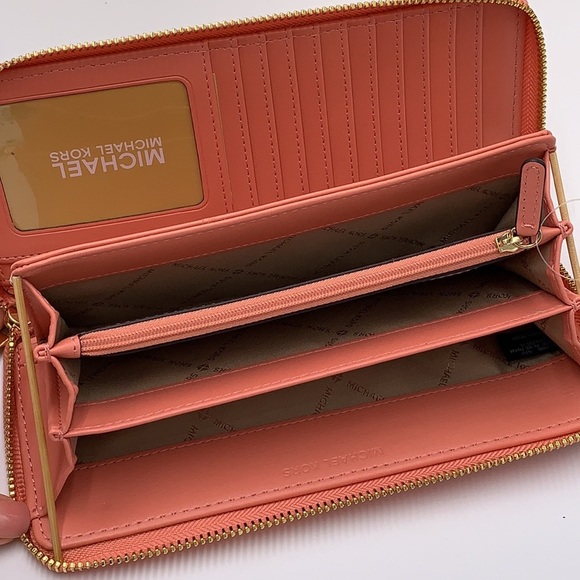 MICHAEL KORS LARGE TRAVEL CONTINENTAL WRISTLET WALLET SHERBERT COLOR - Picture 13 of 16